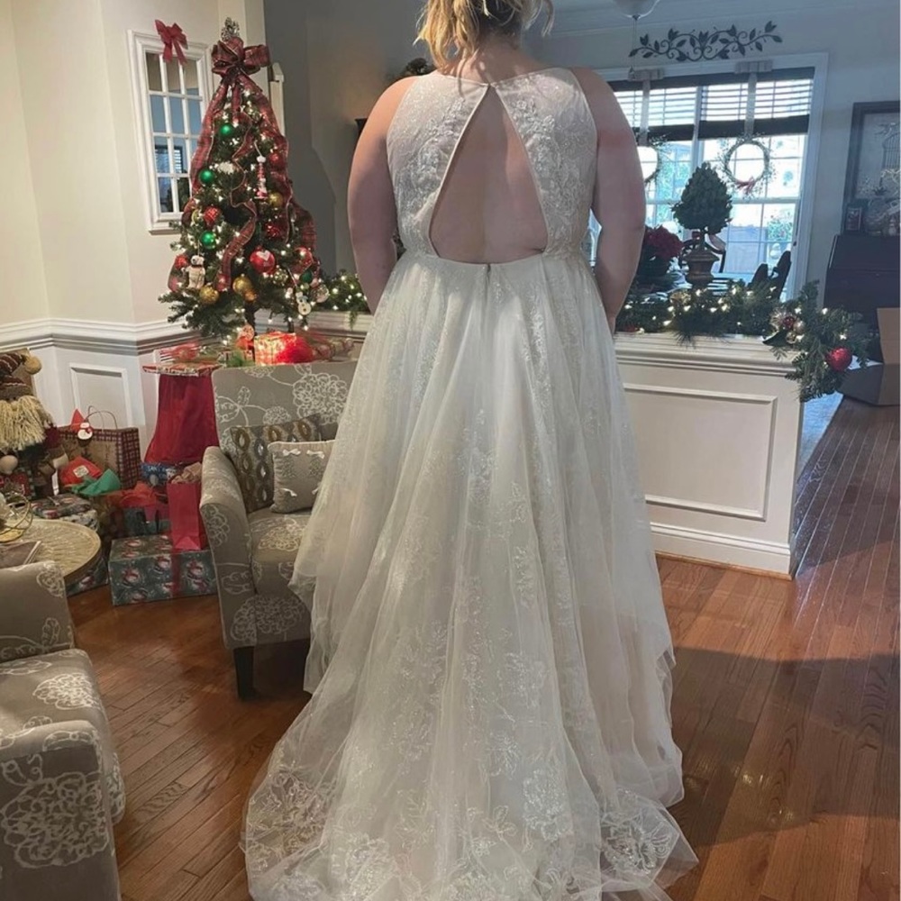 David’s Bridal Floral and Tulle Layered Plus Size Wedding Dress - Picture 4 of 5